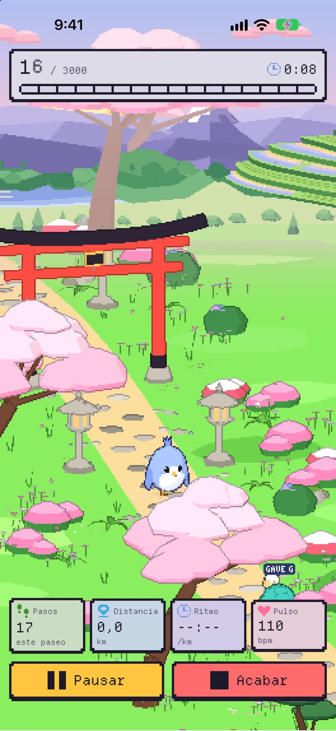 Pip camina bajo un torii rojo en el sendero del campo