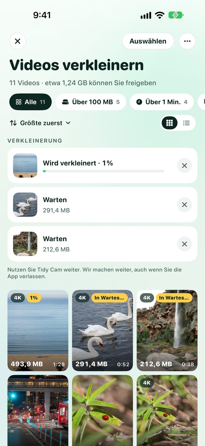 Die Warteschlange zum Verkleinern: ein Video wird verkleinert, zwei warten